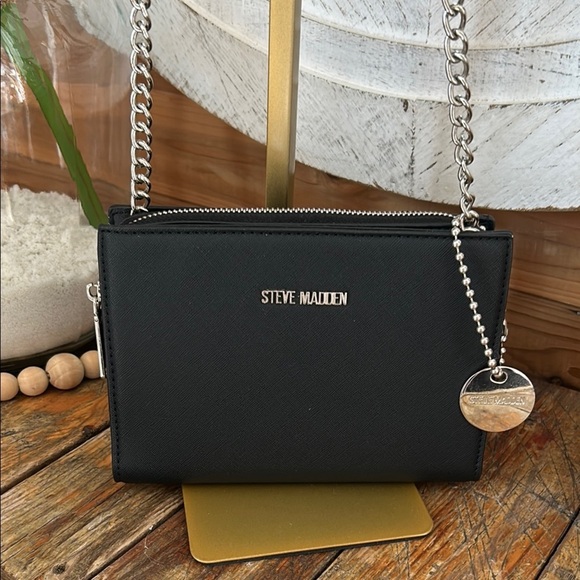 Steve Madden black crossbody leather wallet with silver hardware chain - Picture 4 of 9